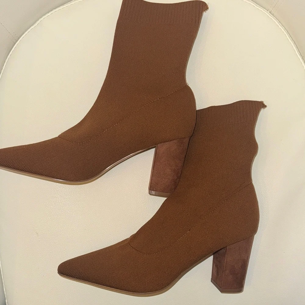 NWOT. Versona Fitted Brown Knit Ankle Boots - Picture 3 of 6